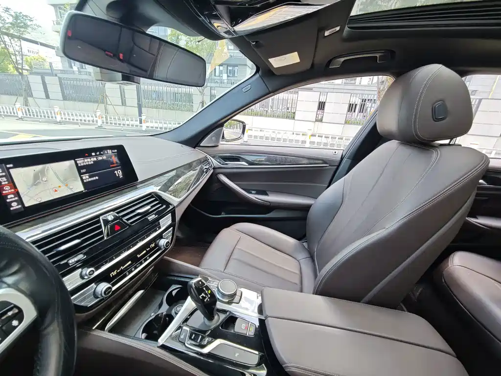 BMW 5 Series 2020 — фото 10
