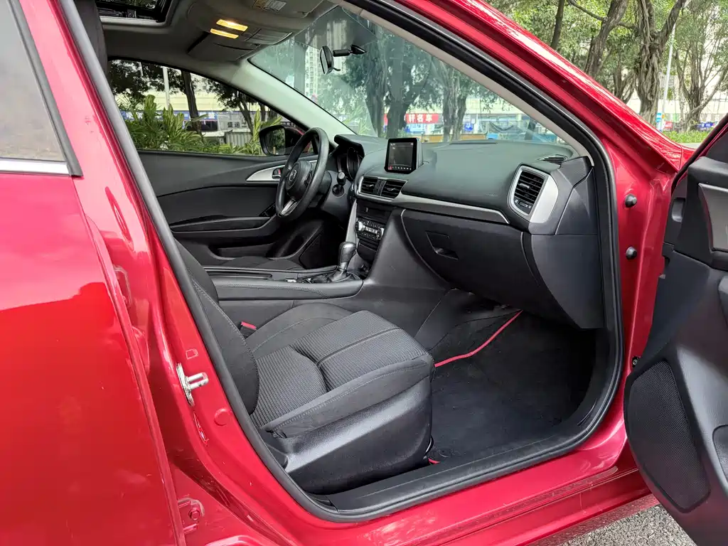 Mazda 3 Axela 2019 — фото 12
