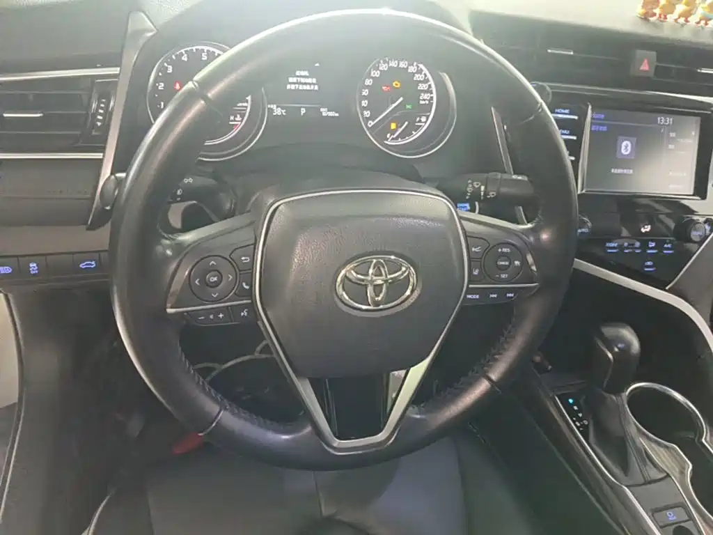 Toyota Camry 2018 — фото 11