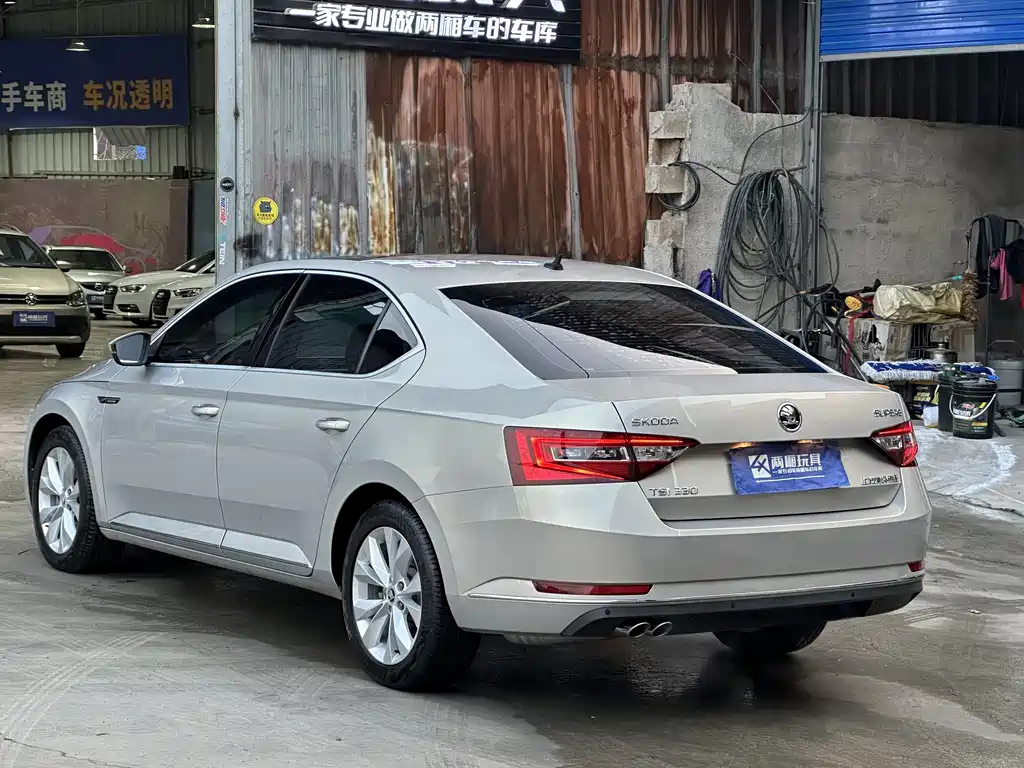 Skoda Superb 2019 — фото 16