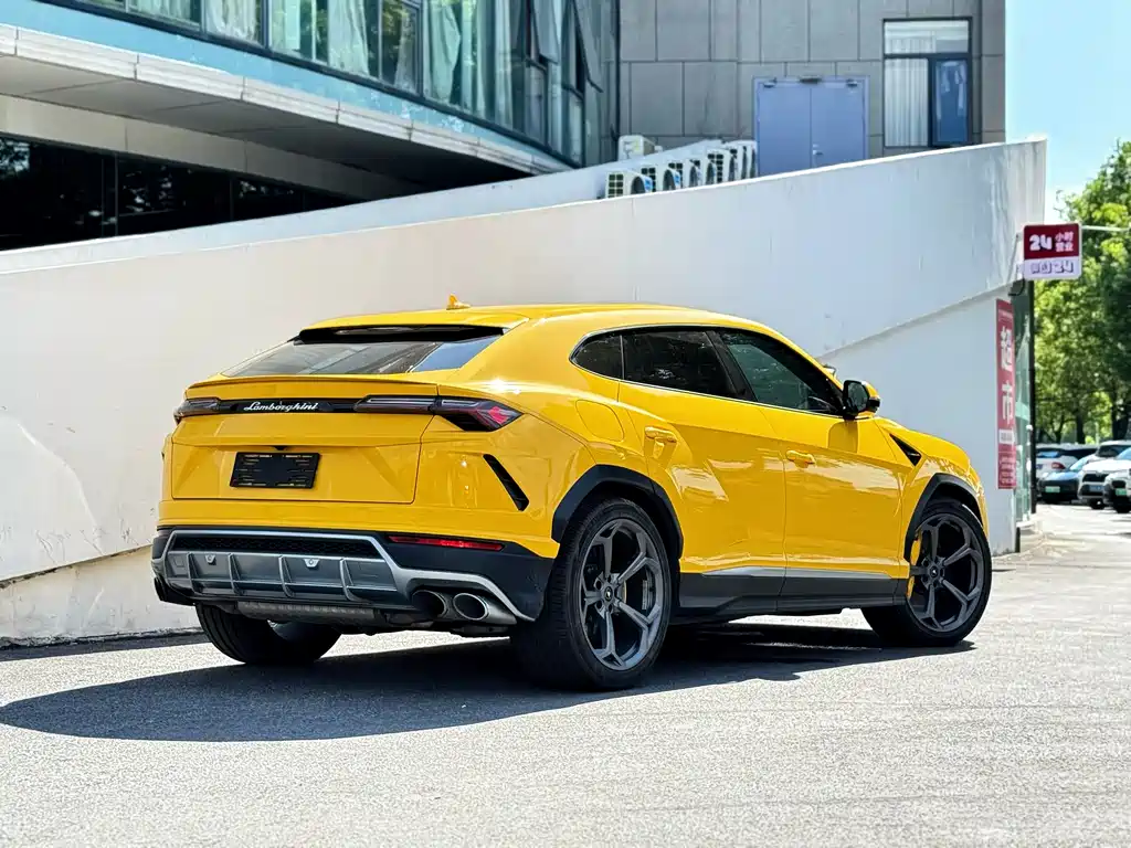 Lamborghini Urus 2023 — фото 11