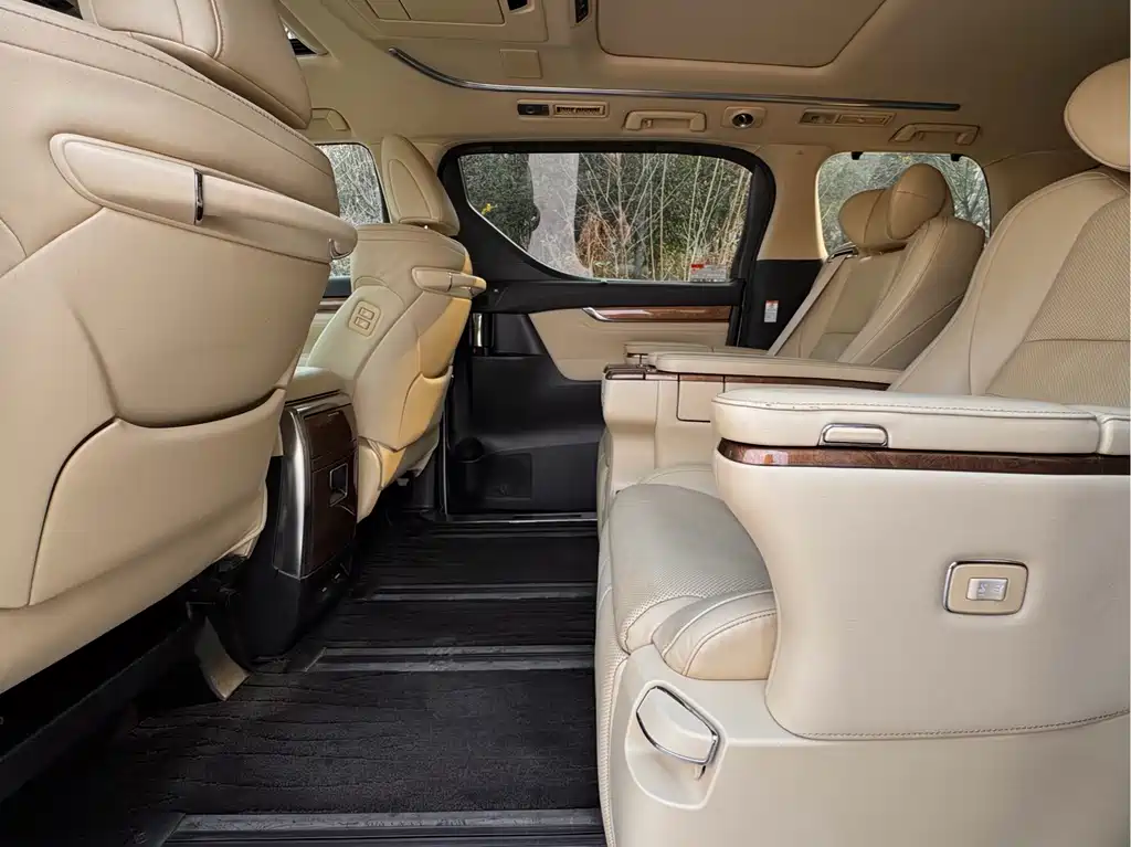 Toyota Alphard 2017 — фото 10