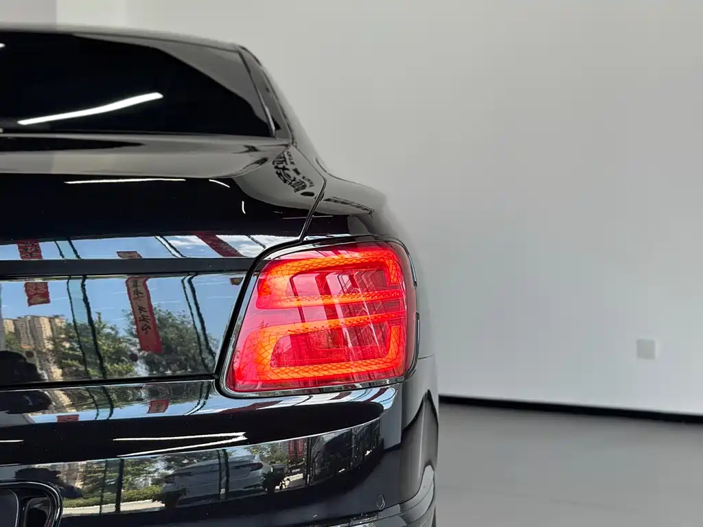 Bentley Flying Spur Plug-In Hybrid 2022 — фото 27