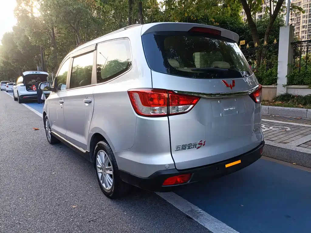 Wuling Hongguang 2015