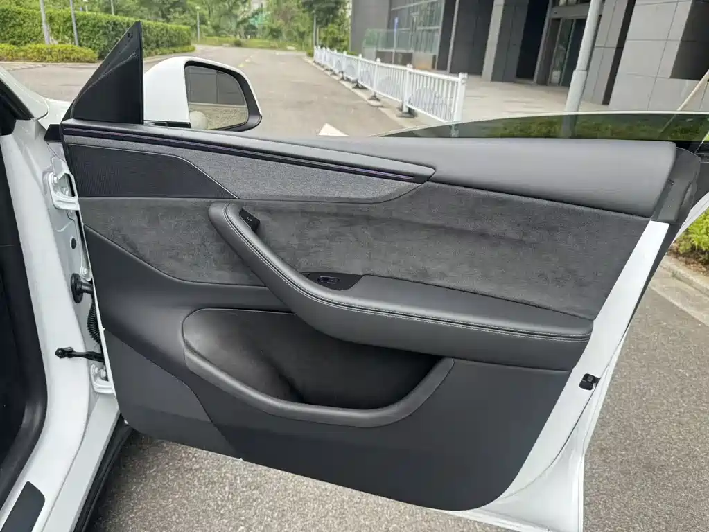 Tesla Model Y 2025