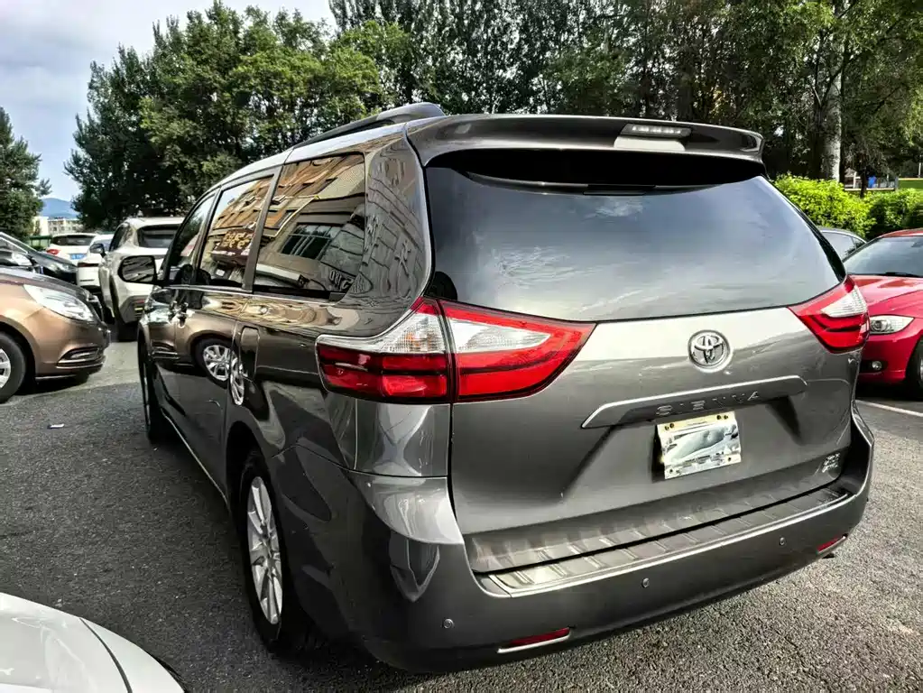 Toyota Sienna 2018 — фото 8