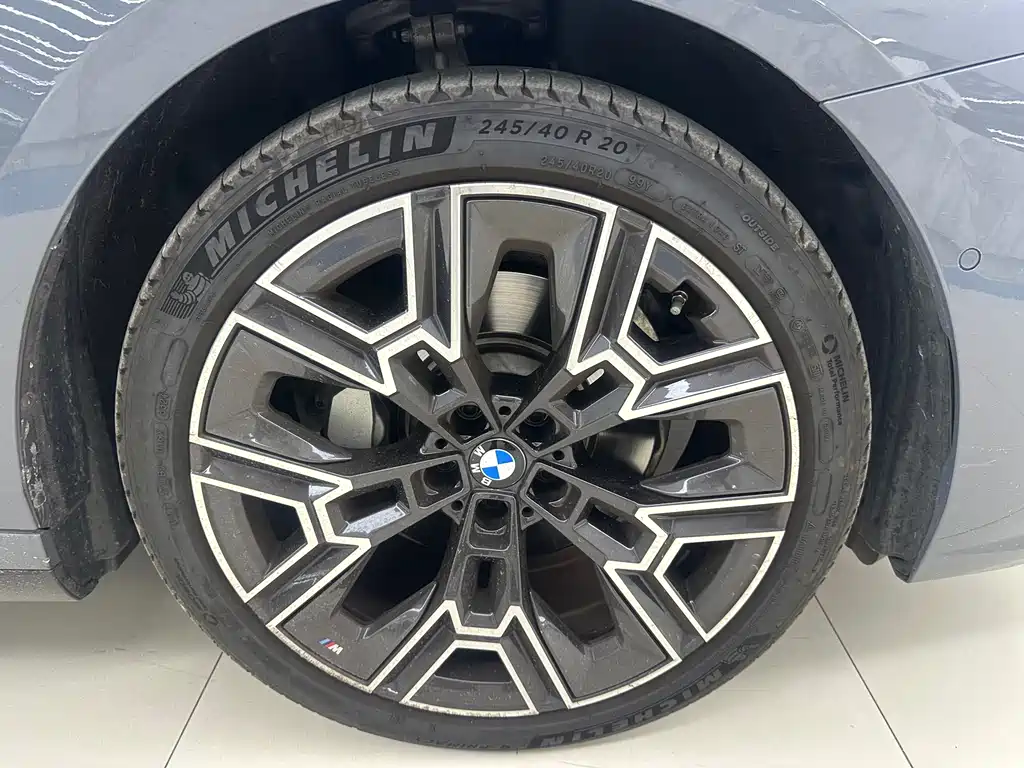 BMW 5 Series 2025 — фото 28