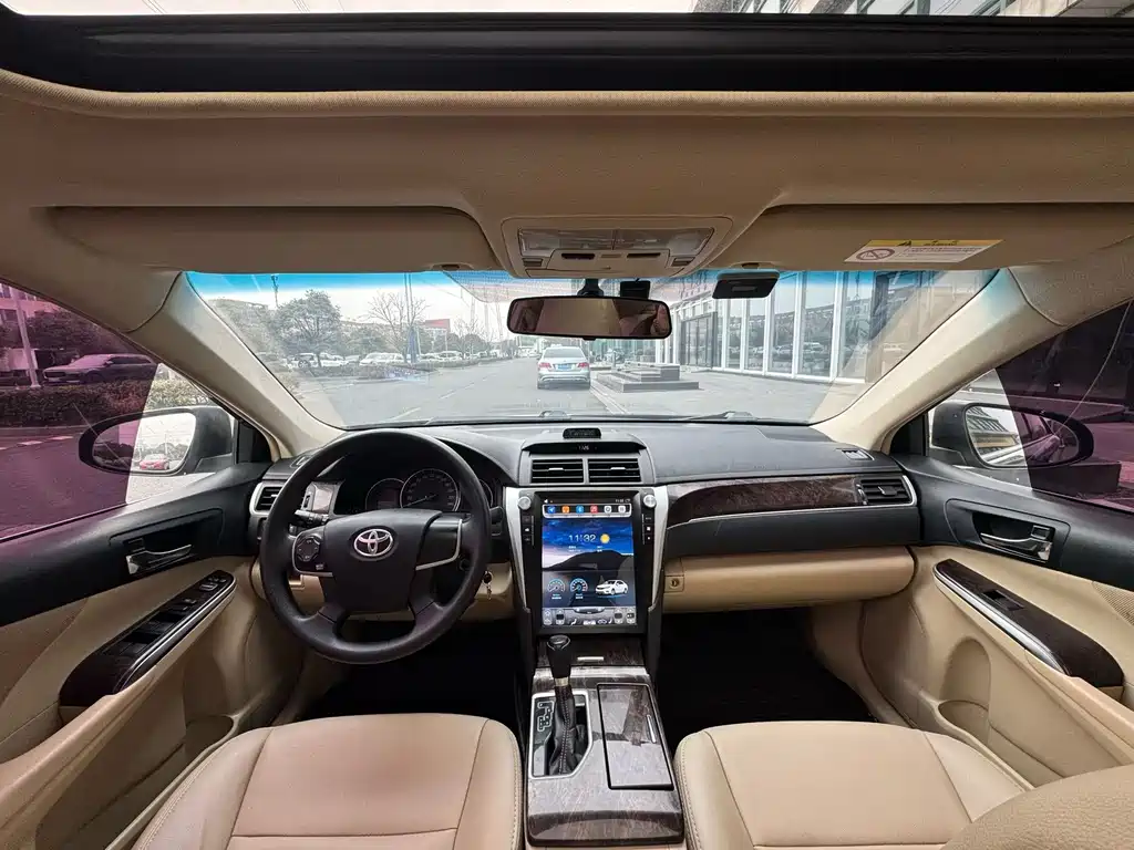 Toyota Camry 2017 — фото 8