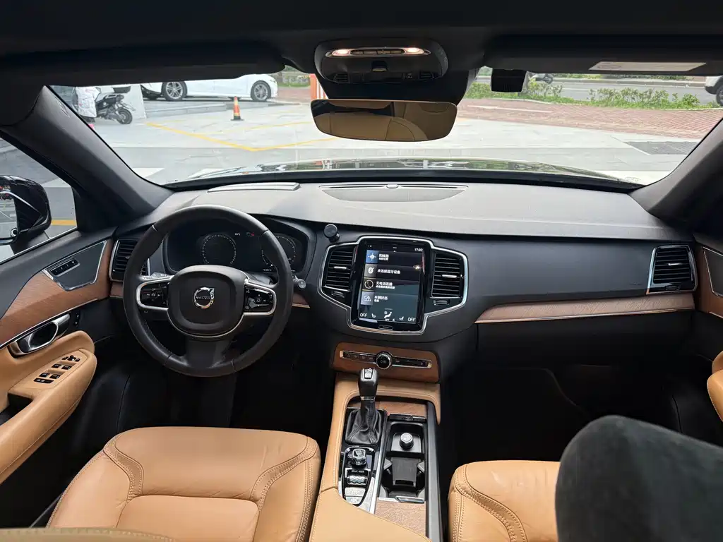 Volvo XC90 2018 — фото 20