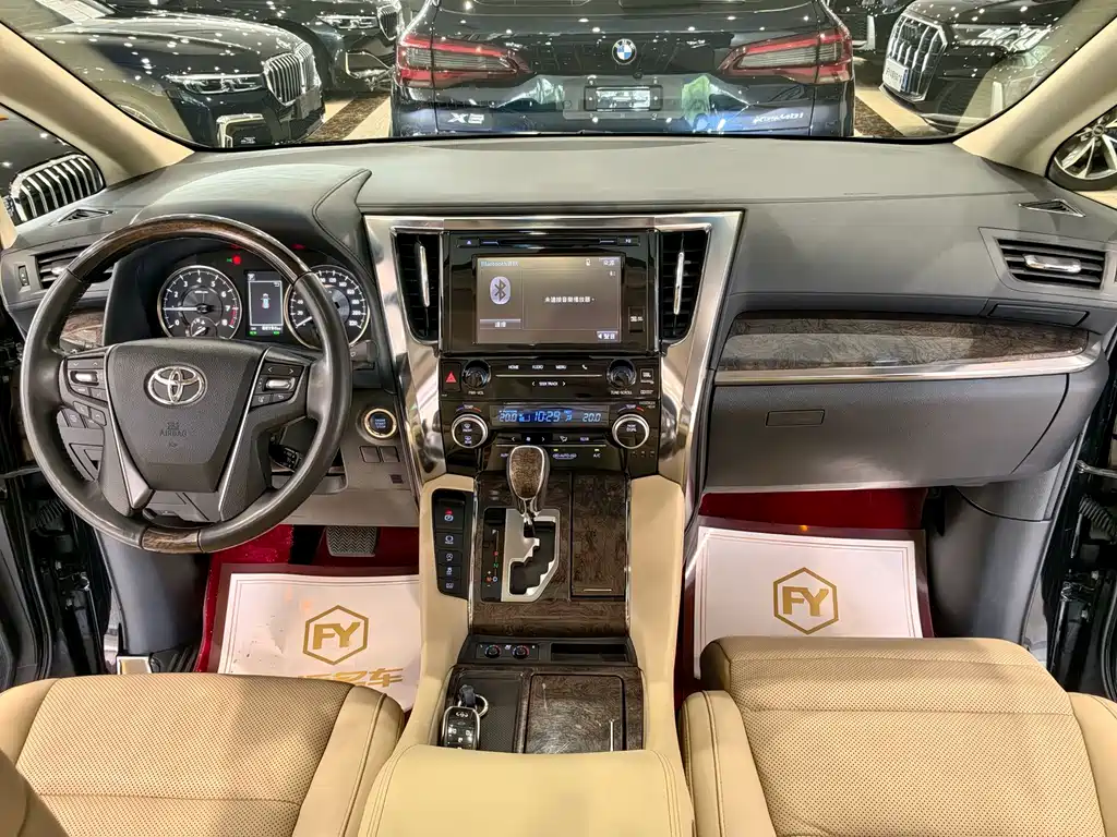 Toyota Alphard 2018 — фото 13