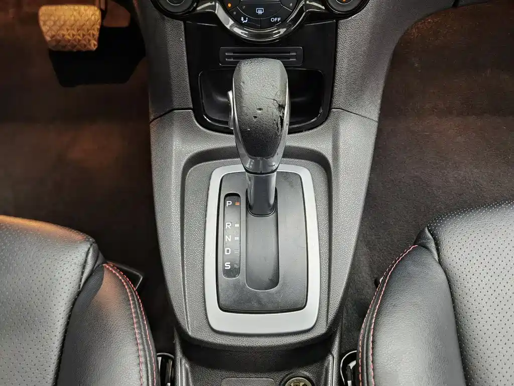 Ford Fiesta 2015 — фото 13