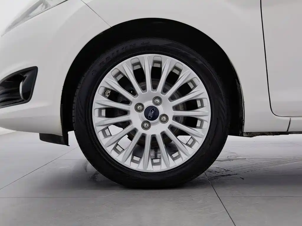 Ford Fiesta 2015 — фото 17
