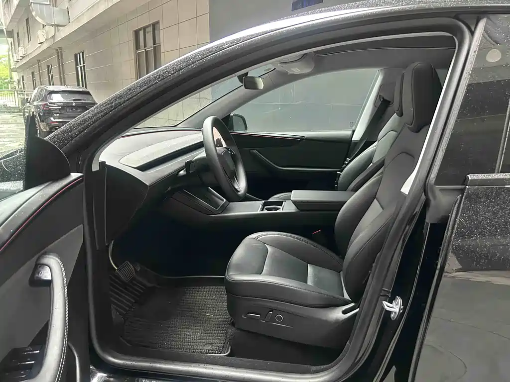 Tesla Model Y 2025 — фото 12