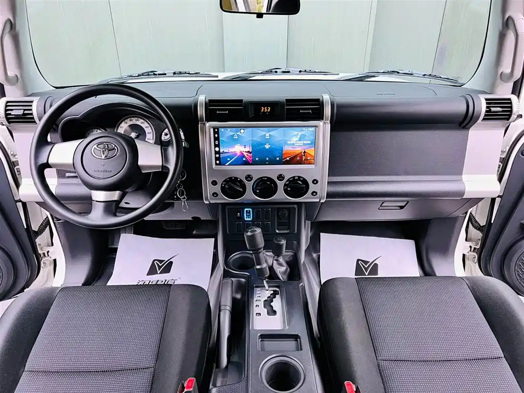 Toyota FJ Cruiser 2024 — фото 9