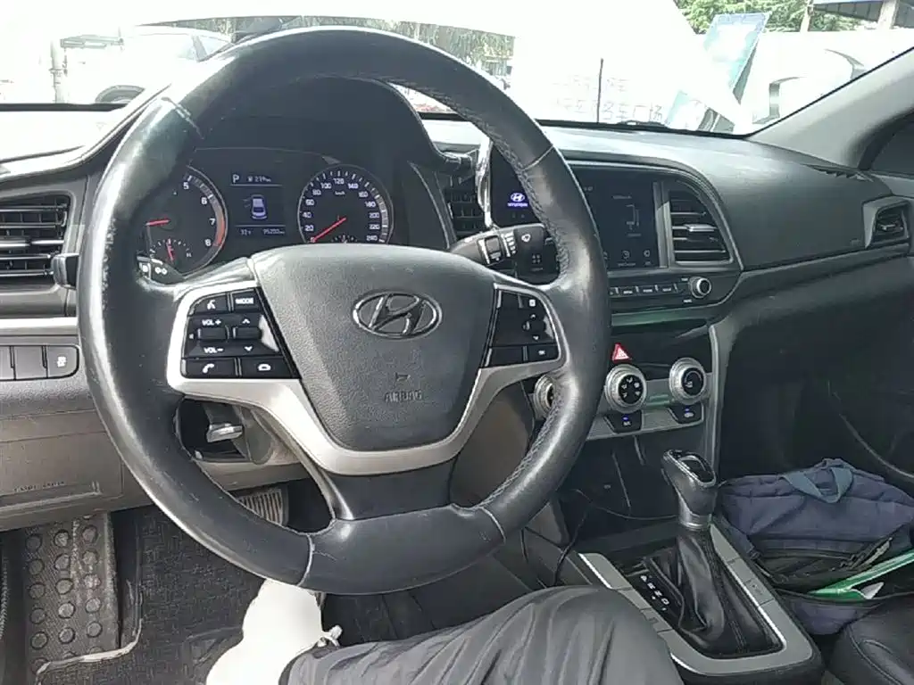 Hyundai Elantra 2019 — фото 10