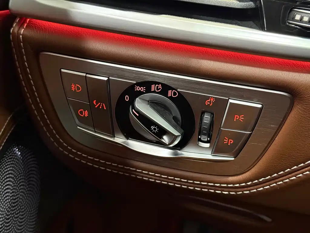 BMW 7 Series 2018 — фото 13