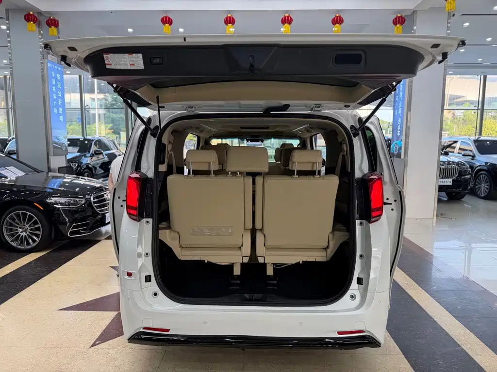 Toyota Alphard 2022 — фото 21