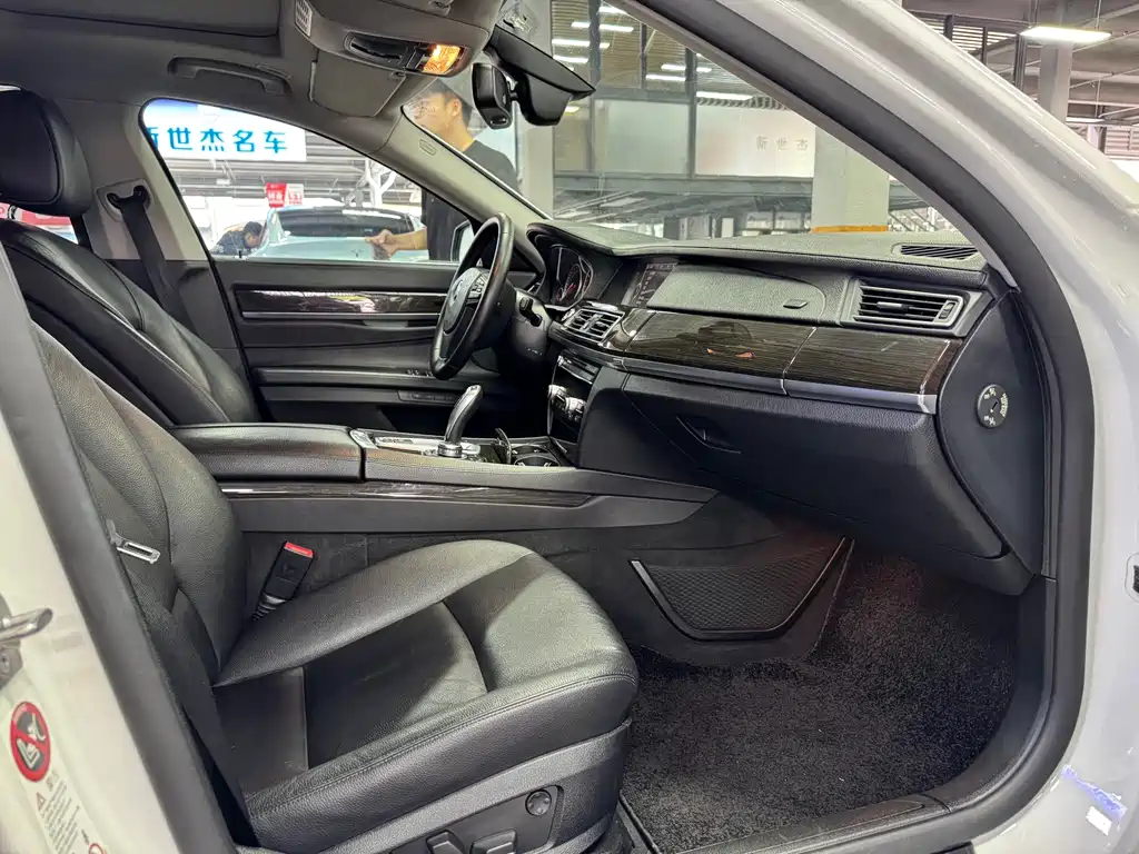 BMW 7 Series 2012 — фото 11