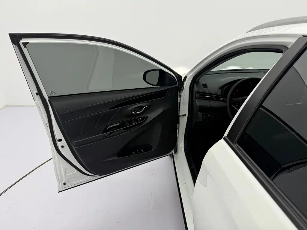 Toyota Yaris L 2022 — фото 20