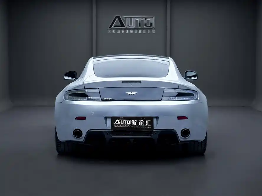 Aston Martin V8 Vantage 2011 — фото 4