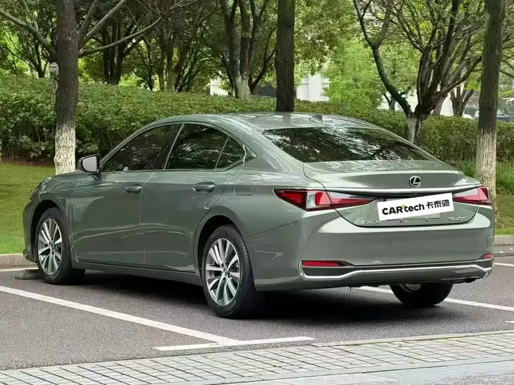 Lexus ES 2021