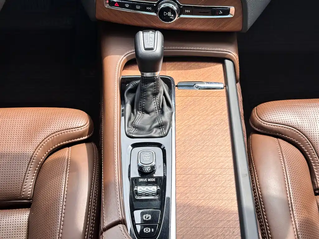 Volvo XC90 2018 — фото 19