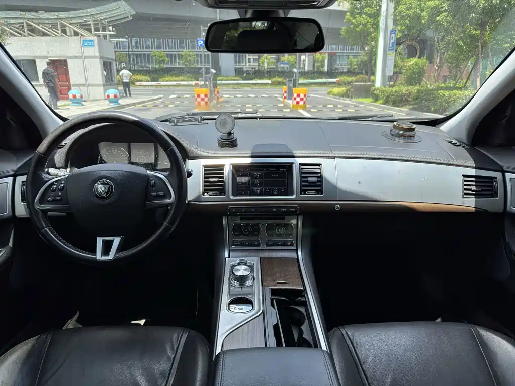 Jaguar XF 2015 — фото 12