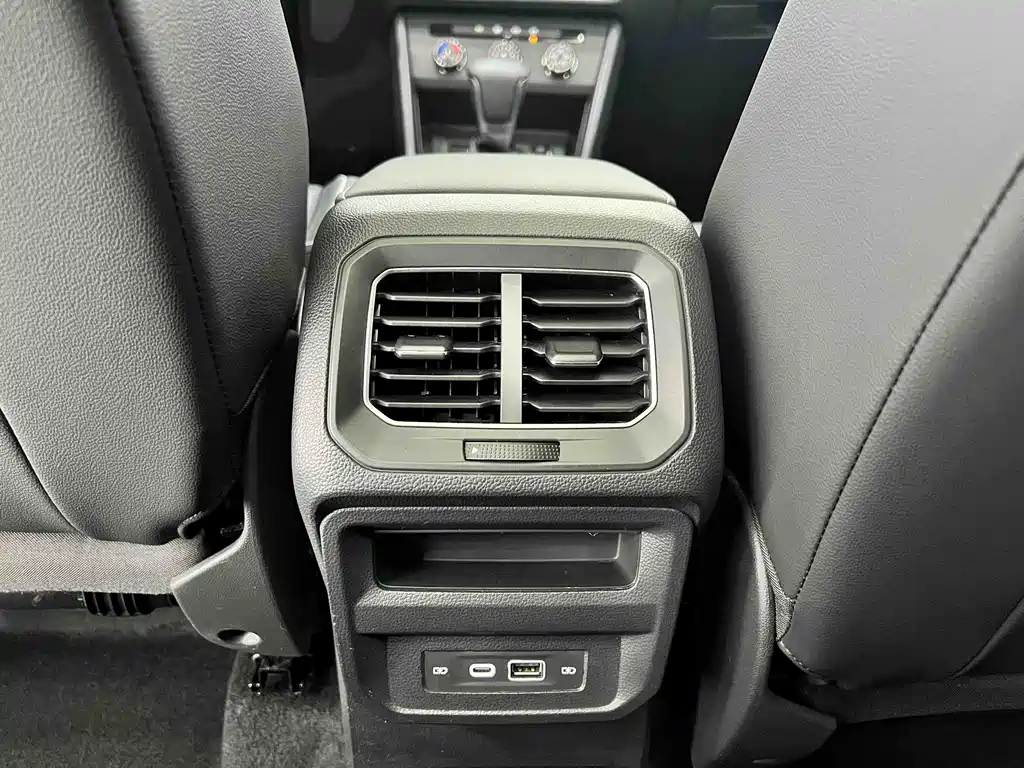 Volkswagen Tiguan L 2023 — фото 12