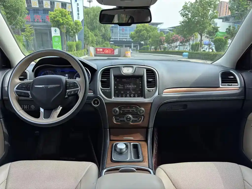Chrysler 300C 2018 — фото 11