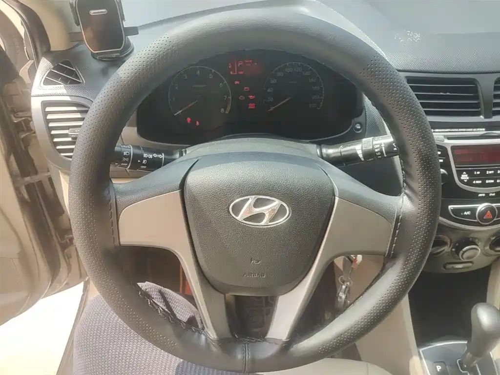 Hyundai Verna 2017 — фото 11