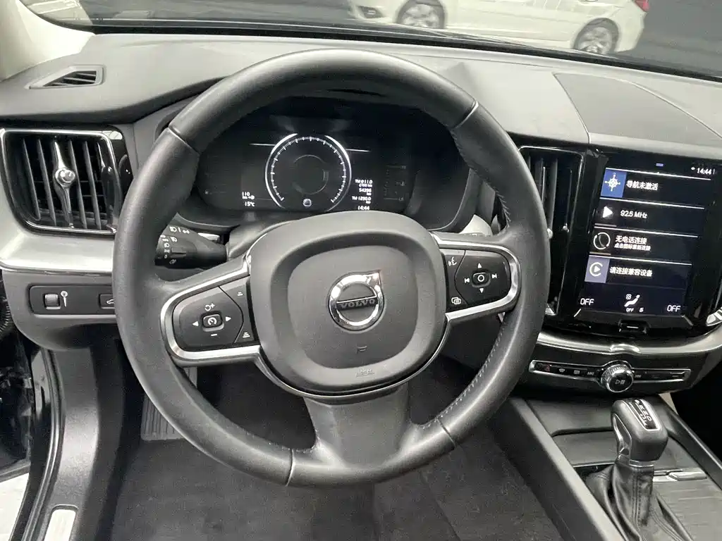 Volvo XC60 2019 — фото 9