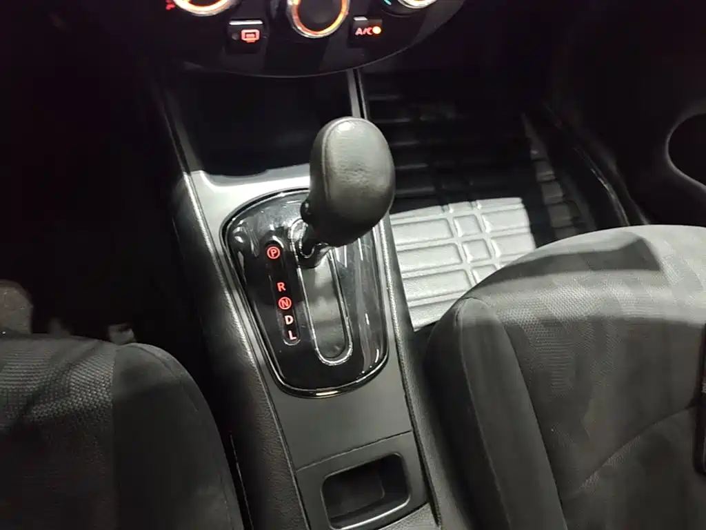 Nissan Tiida 2015 — фото 14