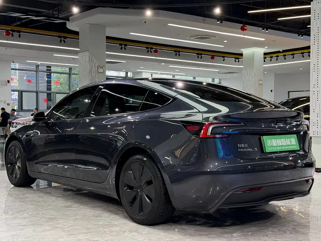 Tesla Model 3 2025 — фото 15