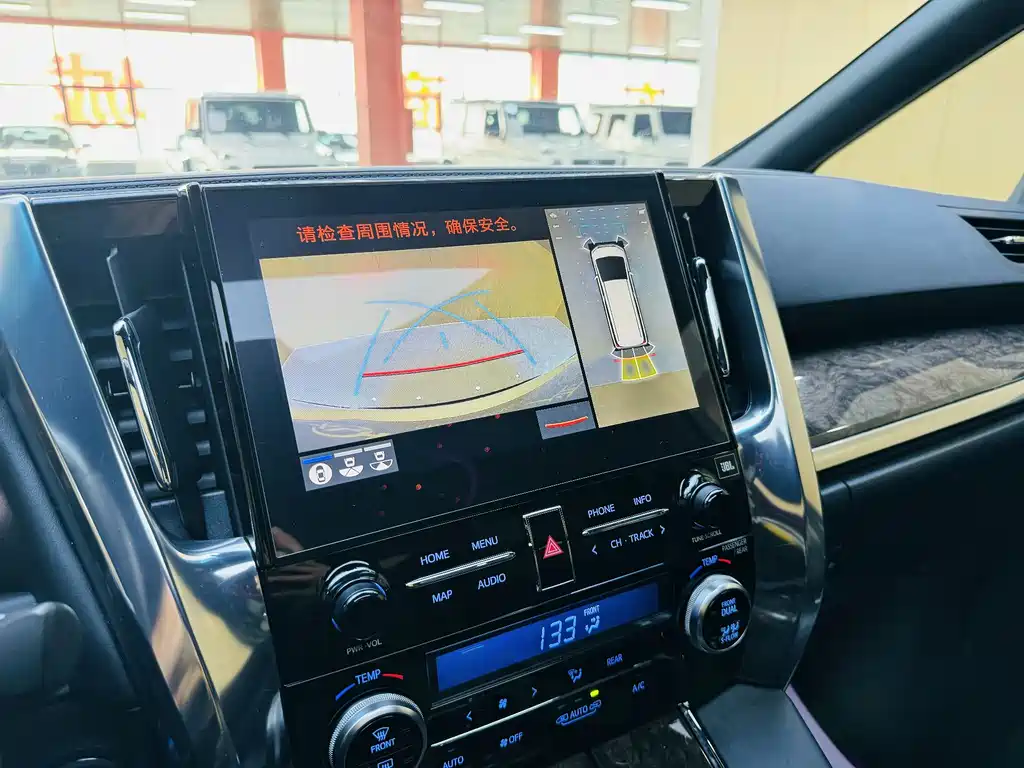 Toyota Alphard 2021 — фото 13
