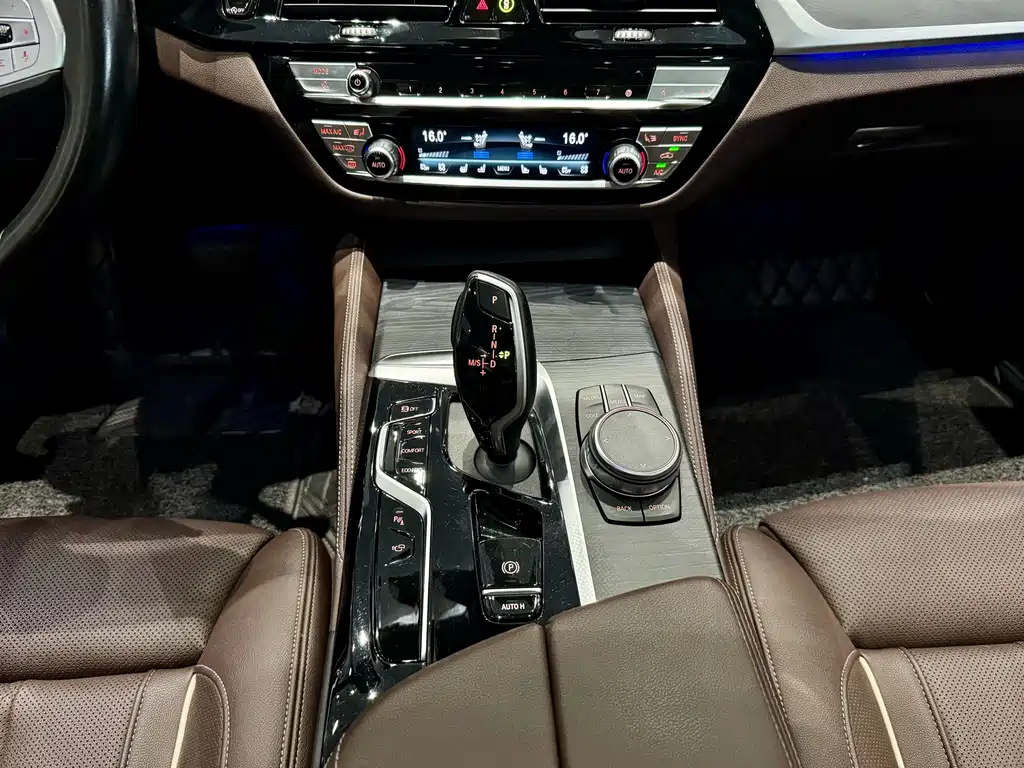 BMW 5 Series 2023 — фото 11