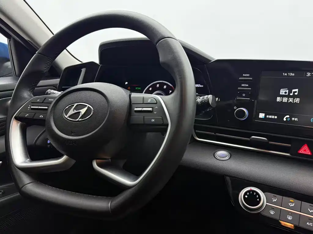 Hyundai Elantra 2023 — фото 18