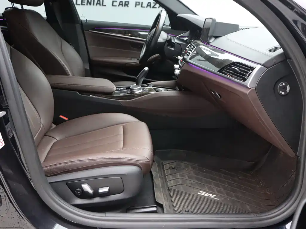 BMW 5 Series 2019 — фото 16