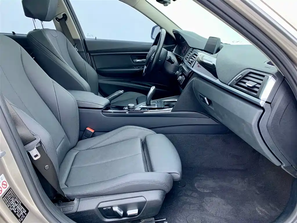 BMW 3 Series 2018 — фото 12