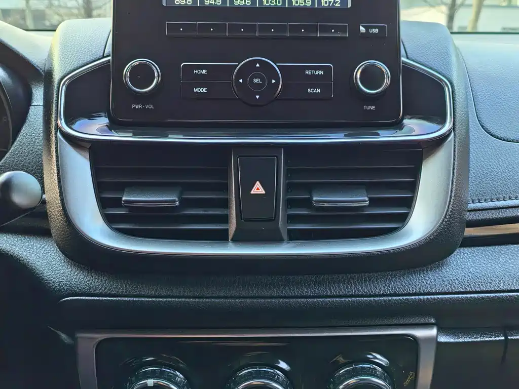 Toyota Yaris L 2020 — фото 11