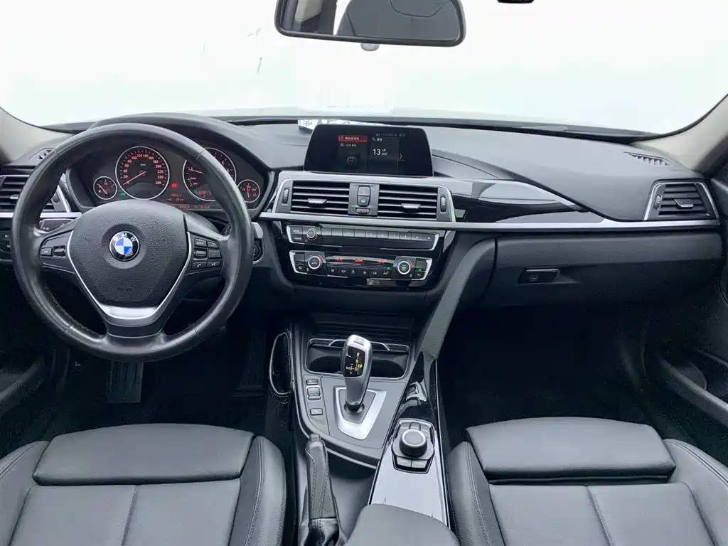 BMW 3 Series 2018 — фото 15