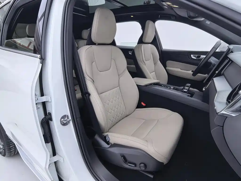 Volvo XC60 2025 — фото 10