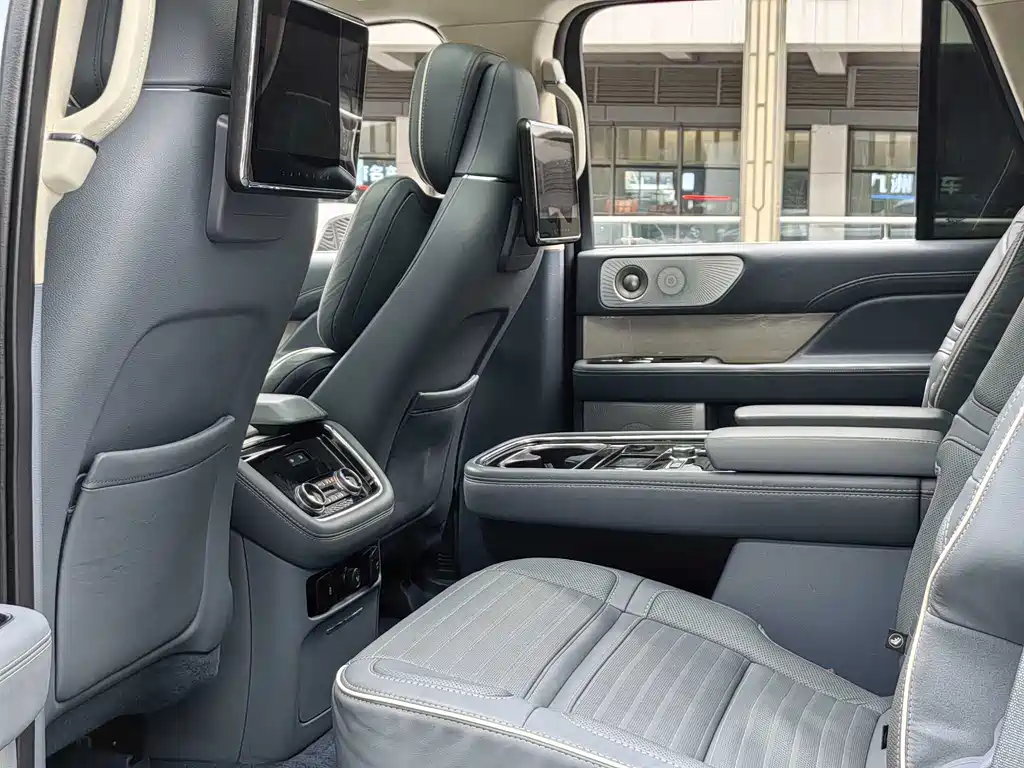 Lincoln Navigator 2021 — фото 16