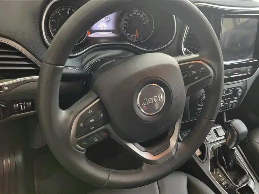 Jeep Cherokee 2019 — фото 15