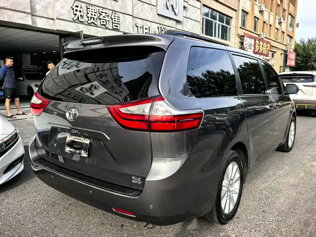 Toyota Sienna 2018 — фото 7