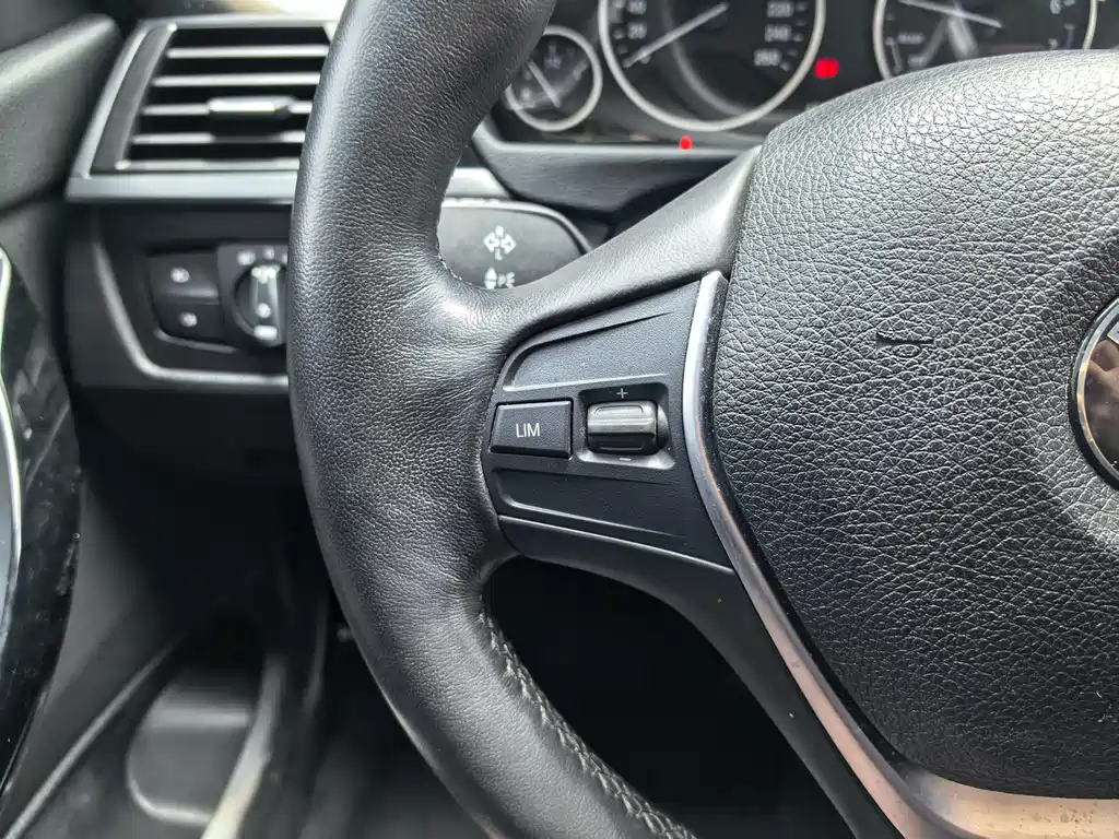 BMW 3 Series 2019 — фото 14