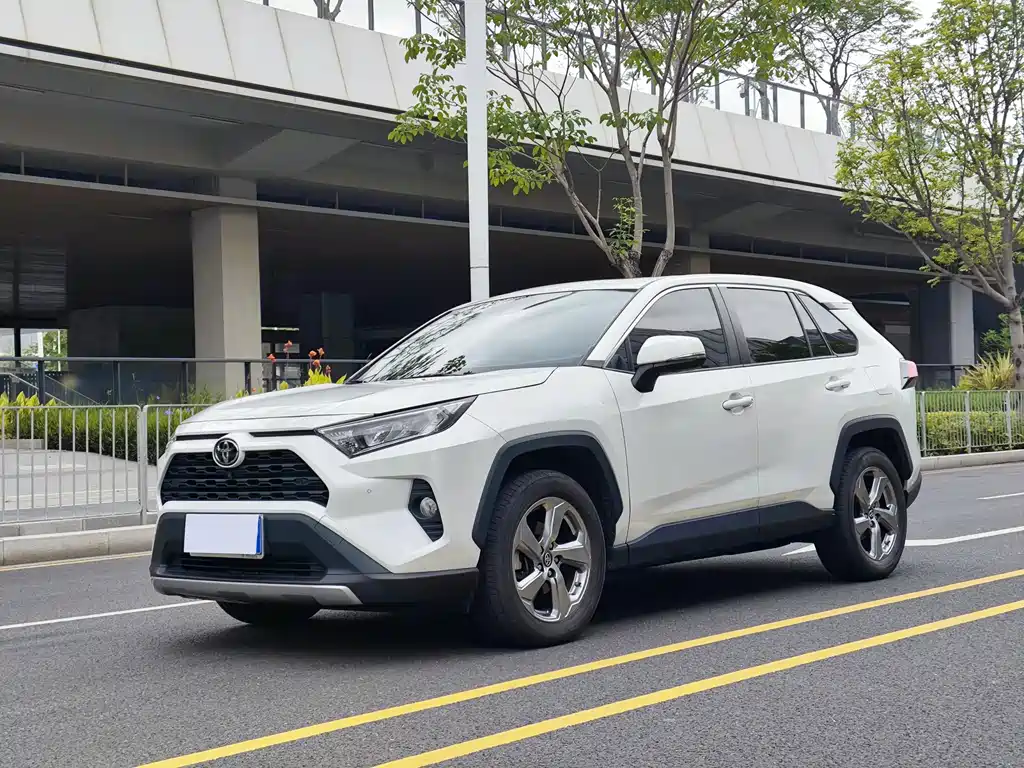 Toyota RAV4 2023 — фото 1