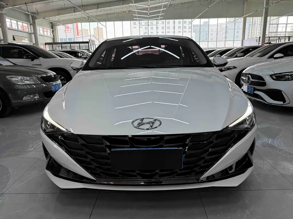 Hyundai Elantra 2023 — фото 2