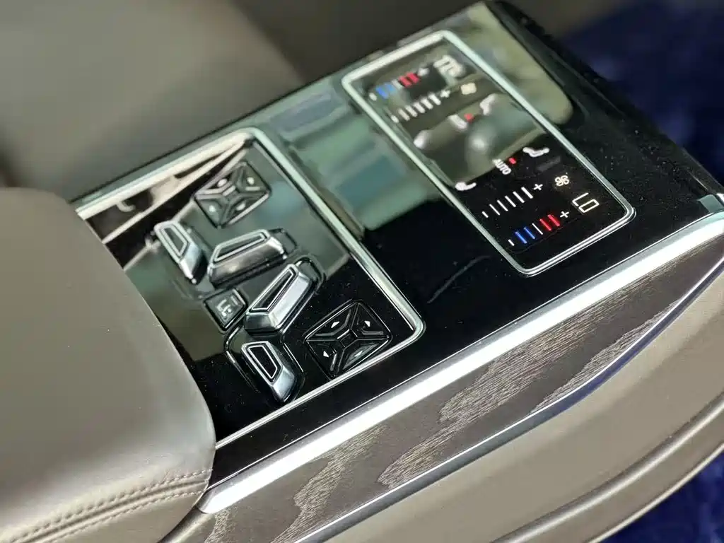 Audi A8 2019 — фото 16