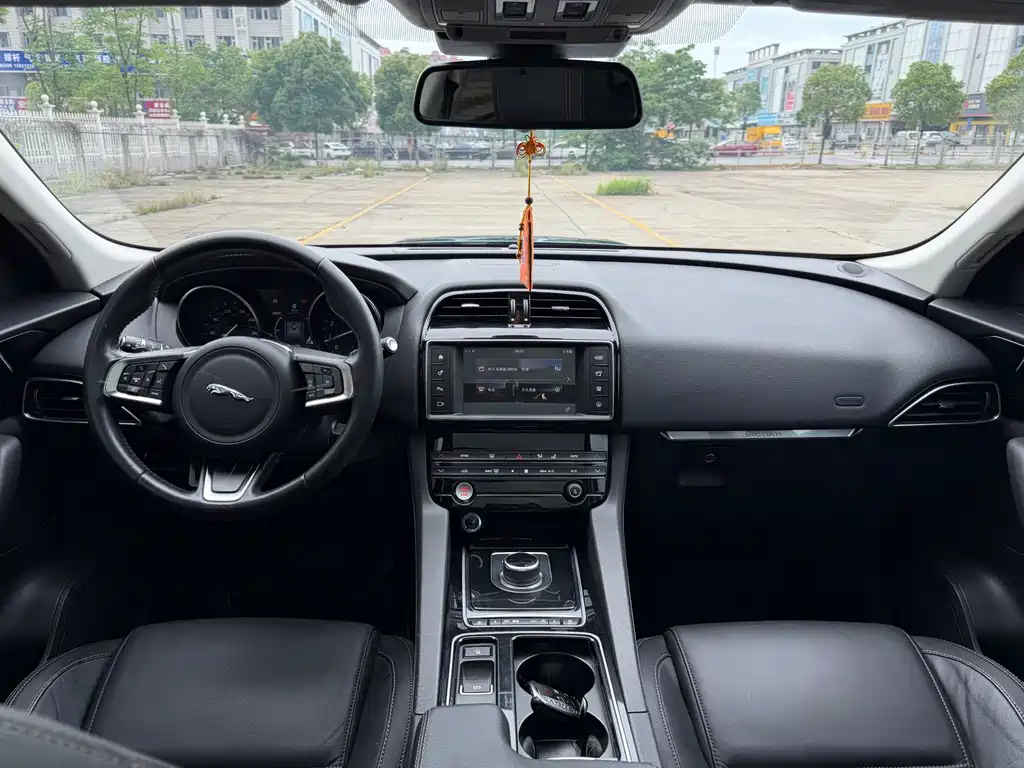 Jaguar F-PACE 2018 — фото 15