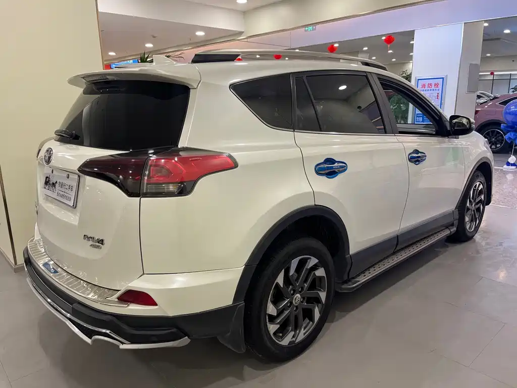 Toyota RAV4 2017 — фото 9